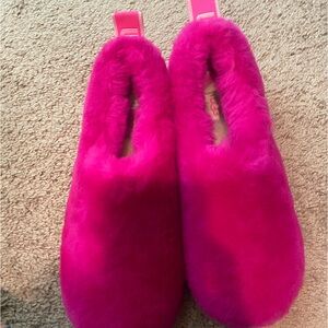 Uggs size 9 never worn hot pink